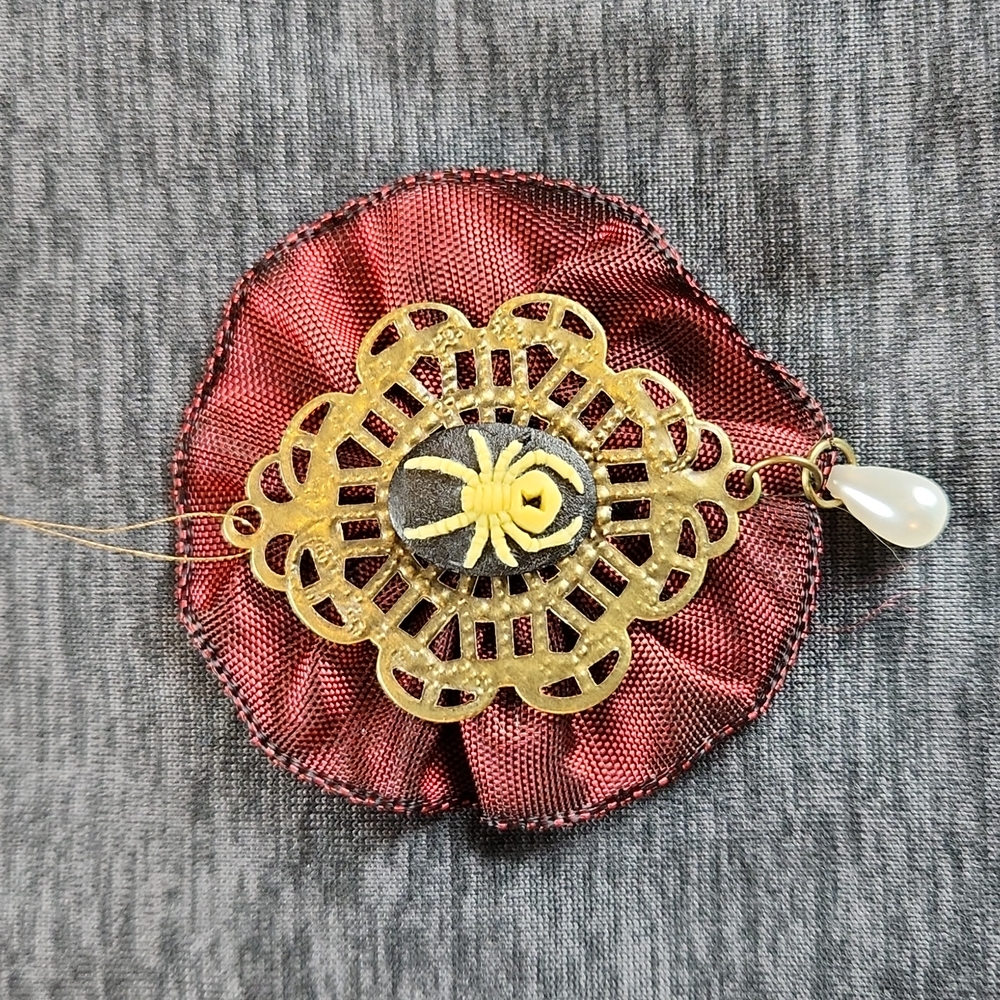 HANDMADE Christmas spider cameo ornament, black cream burgundy brass   pearl NWT